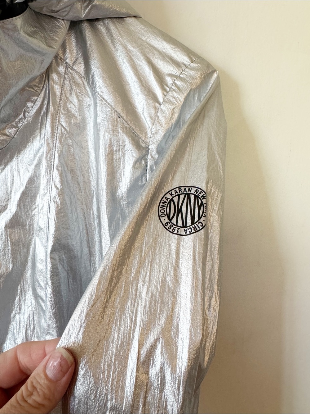 DKNY Silver Metallic Hooded Anorak Lightweight Windbreaker Rain Jacket XS - Picture 9 of 12